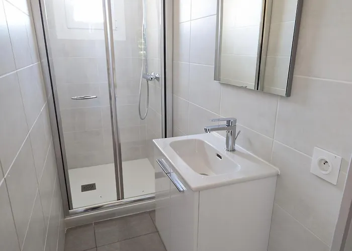 : T2 Proche Plage, Terrasse, Parking, Clim, Bbq, Lave-linge, 4 Pers, Classé 2* - Fr-1-797-17